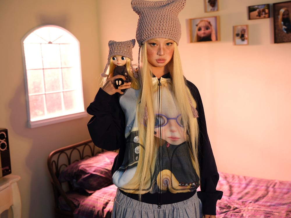 ☆[RESELL][COYSEIO] COYSEIO X BLYTHE GRAPHIC ZIP-UP HOODIE NAVY