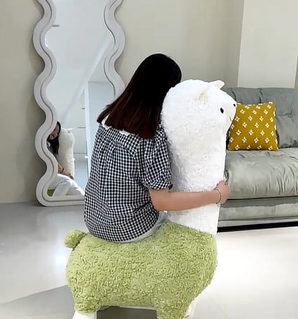 アルパカモデルのぬいぐるみスツール | Russel 海外インテリアセレクト