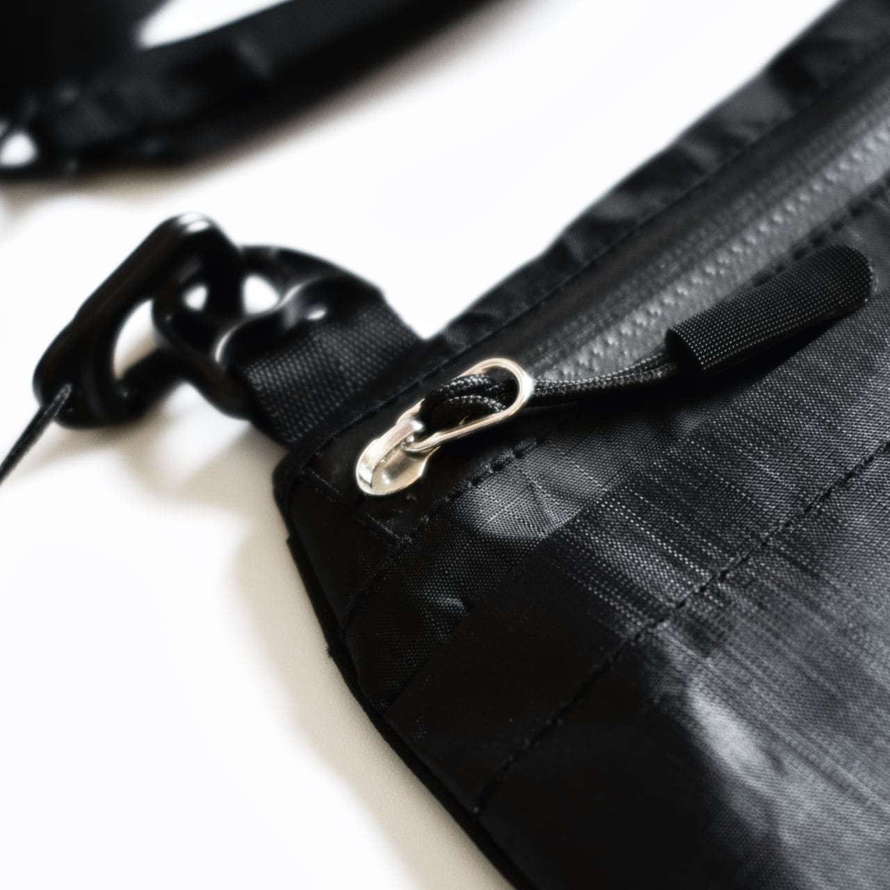 Snap sacoche BLACK / BLACK《Silver Zipper Pull》 | UNJOE Snap sacoche BLACK / BLACK《Silver Zipper Pull》 | UNJOE