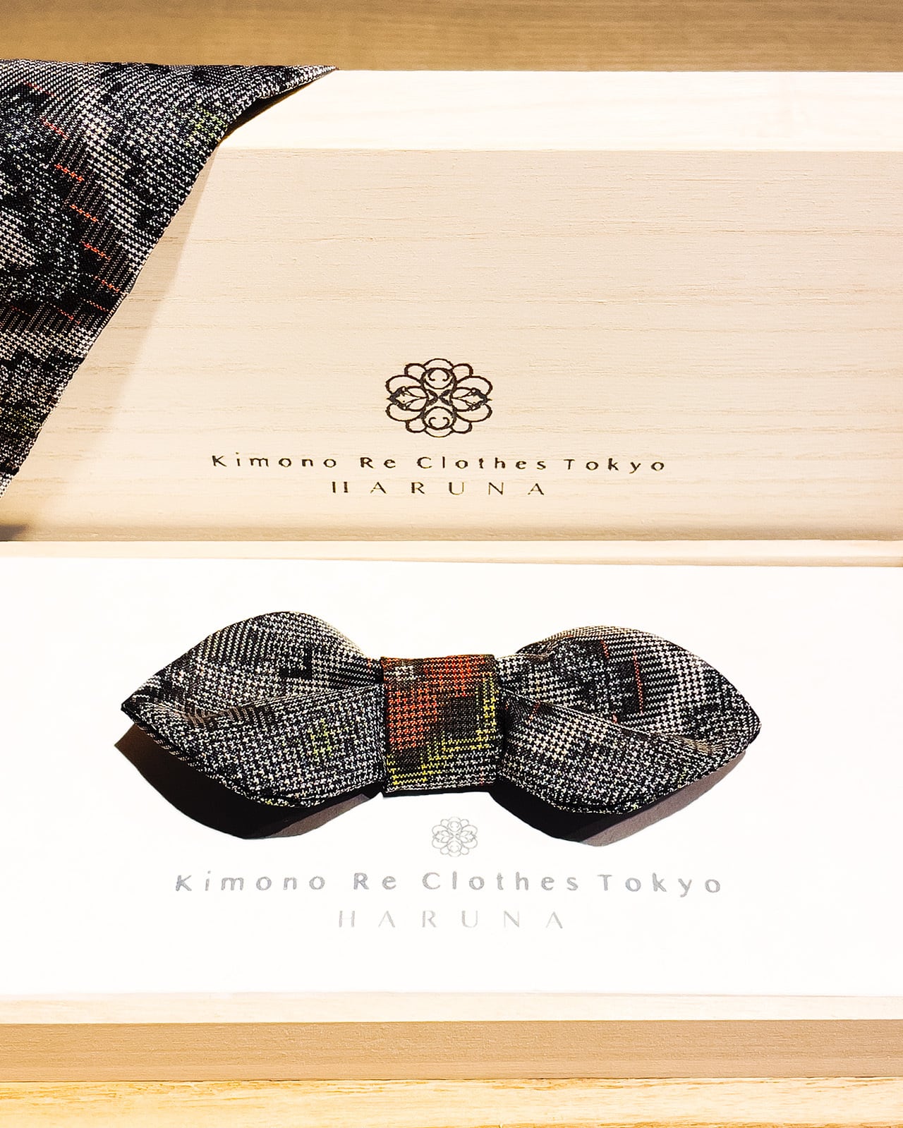 Oshimatsumugi pointed bow tie & pocket chief / 蝶ネクタイ 大島紬