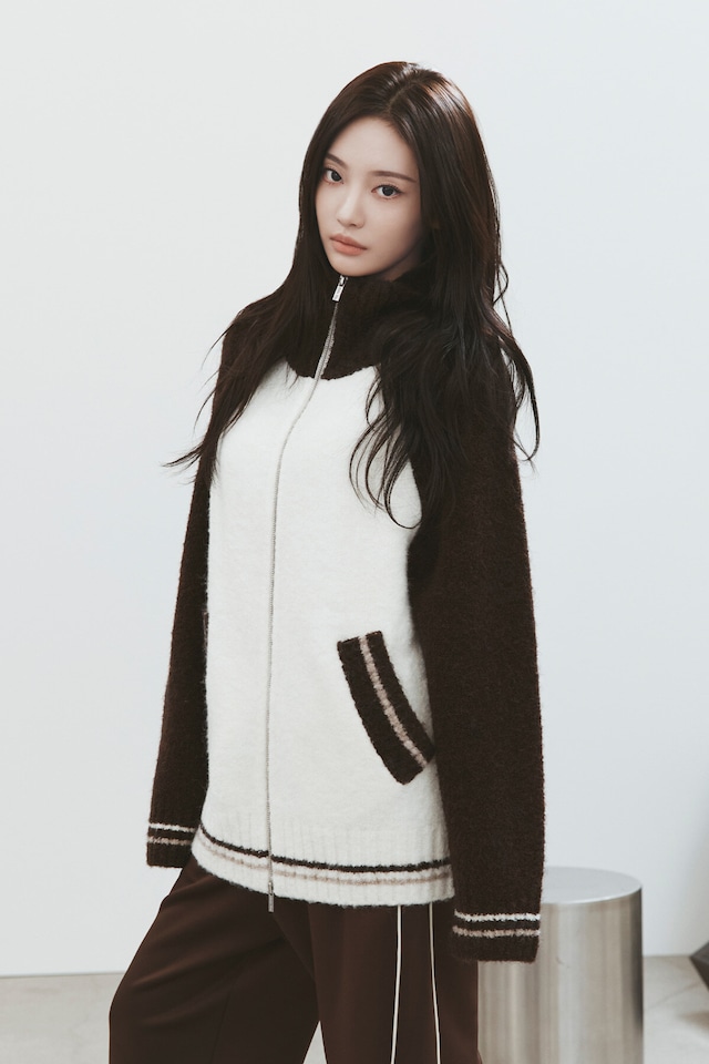 [Matin Kim] HIGH NECK RAGLAN KNIT ZIP UP FOR WOMEN IN DARK BROWN 正規品 韓国ブランド 韓国通販 韓国代行 韓国ファッション マーティンキム matinkim 日本 店舗
