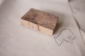フランス ６c  かわいい子熊さんとメランコリーな木製スタンプ ヴィンテージ