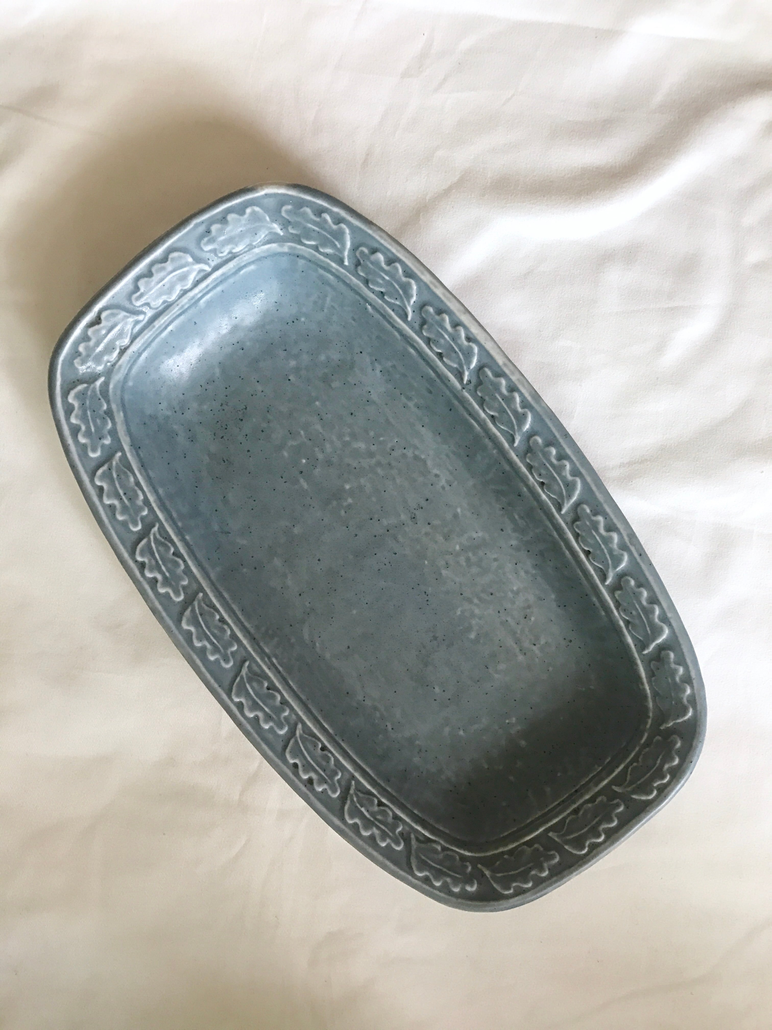 ロールストランドのマットな青の大皿