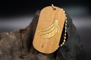 【王族の愛した銘木】 ハワイアンコア ドッグタグ 象嵌 ポップなバナナ