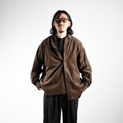 細畝コーデュロイシャツとスラックスを合わせたコーディネート〇