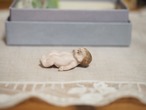 肩を組んだ双子ビスクドール　ガーゼの袋入り 画像10