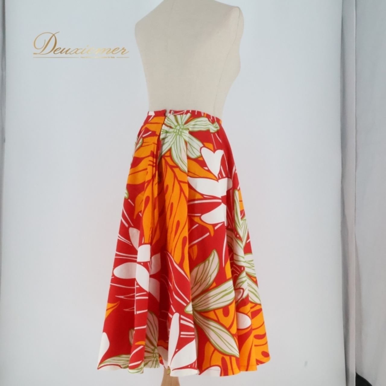 フラダンス 衣装 スカート レッド系 オレンジ系 ティアレ柄 モンステラ柄 かわいい 鮮やか 華やか 明るい カラフル ひらひら ふわふわ 赤 橙 白 ハワイアン アロハ ハワイアンプリント フラ ダンス レッスン 練習 パーティー フェスティバル さらさら