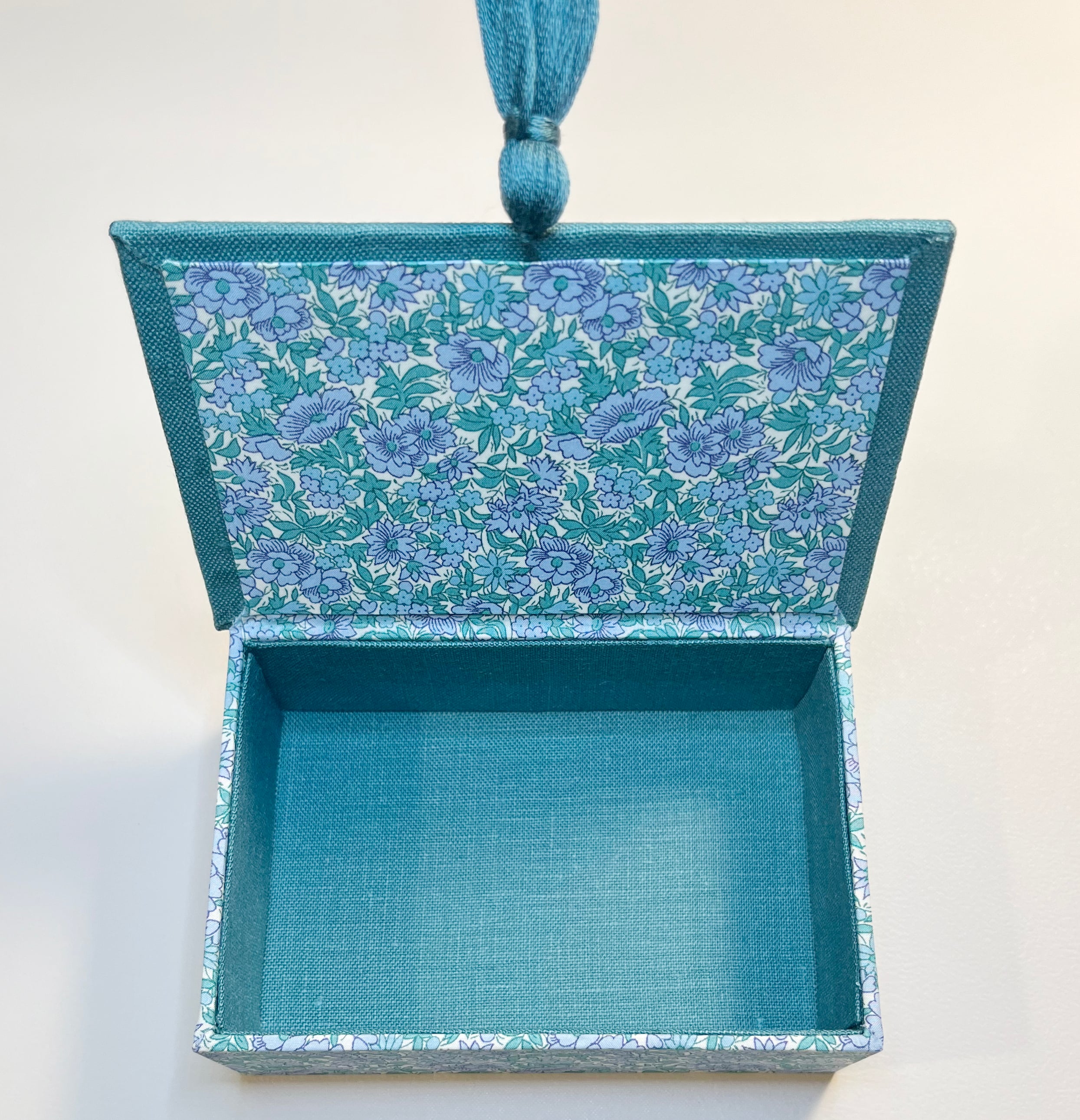 CAHIER刺繍教室 教材キット 「小さなカルトナージュボックス」