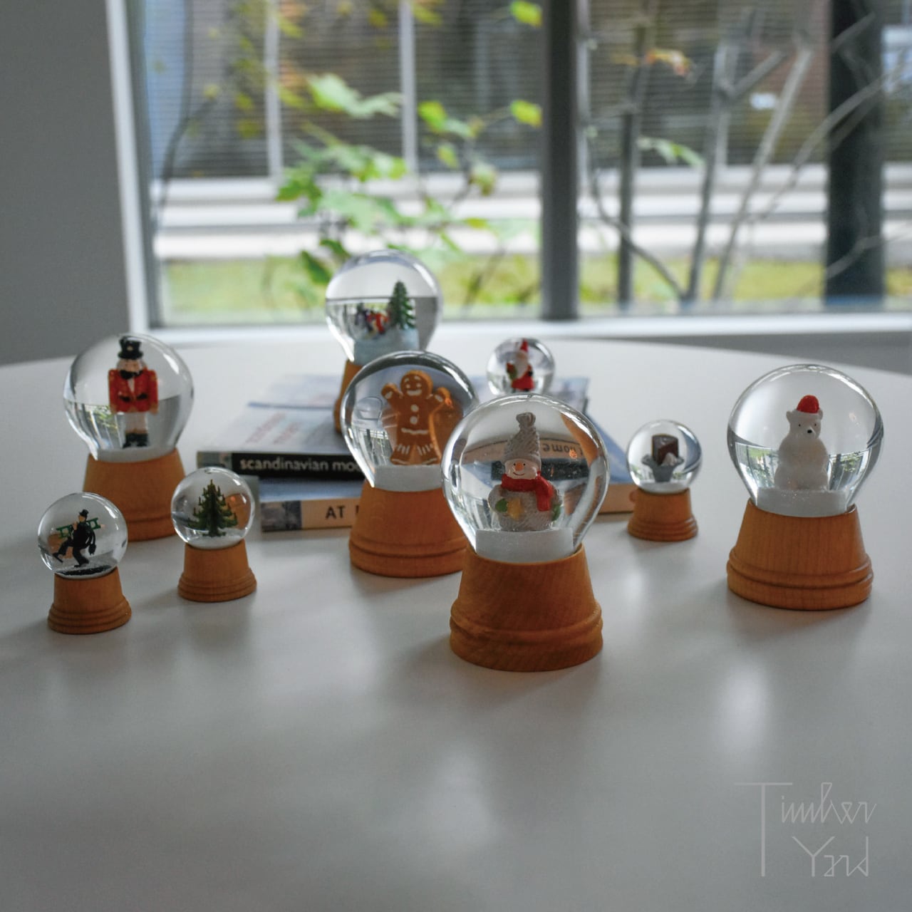 ONLINE限定】スノードーム / リースを持つサンタ / 木製台座 / Φ4.5cm