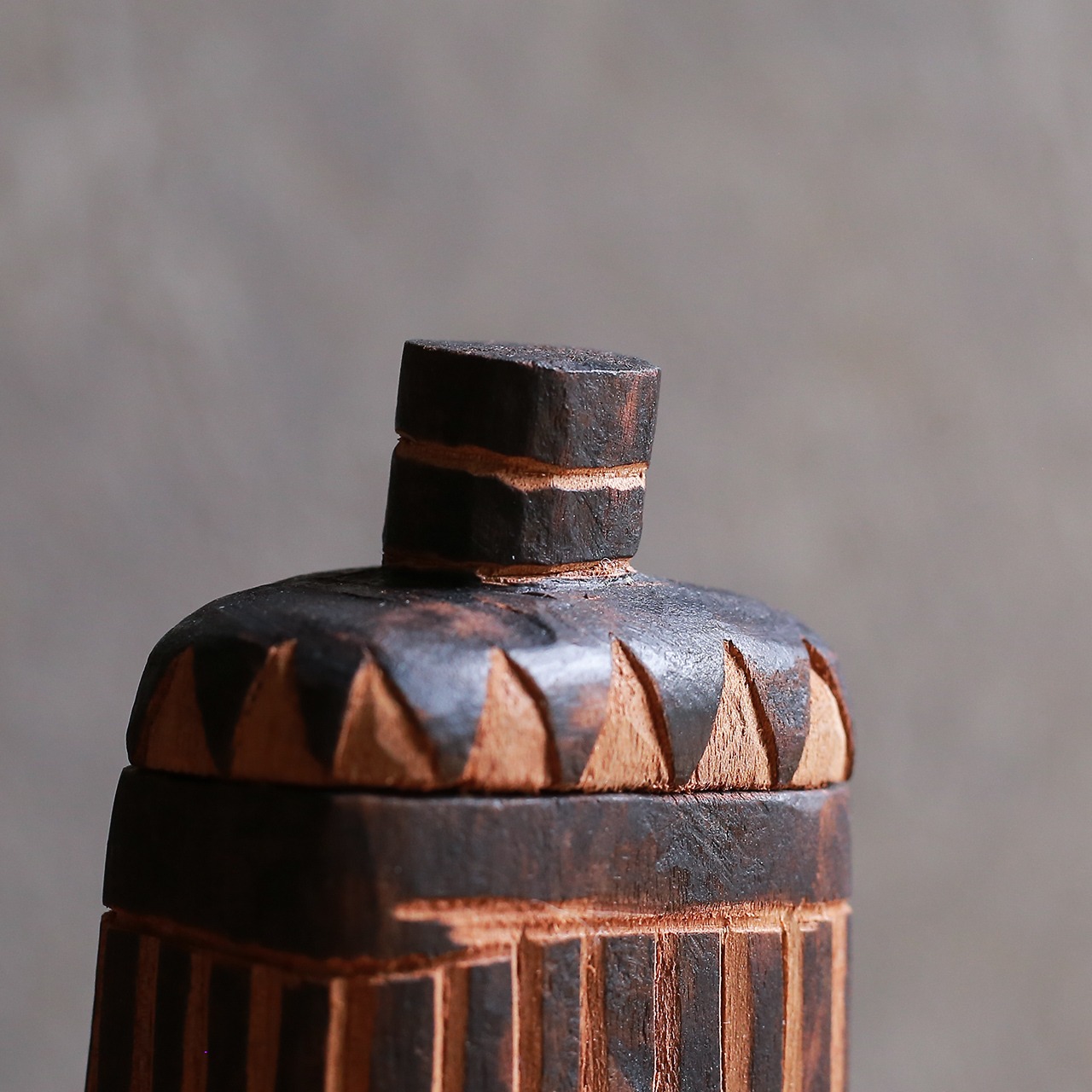 プリミティブな模様が素敵な、木のボトル
