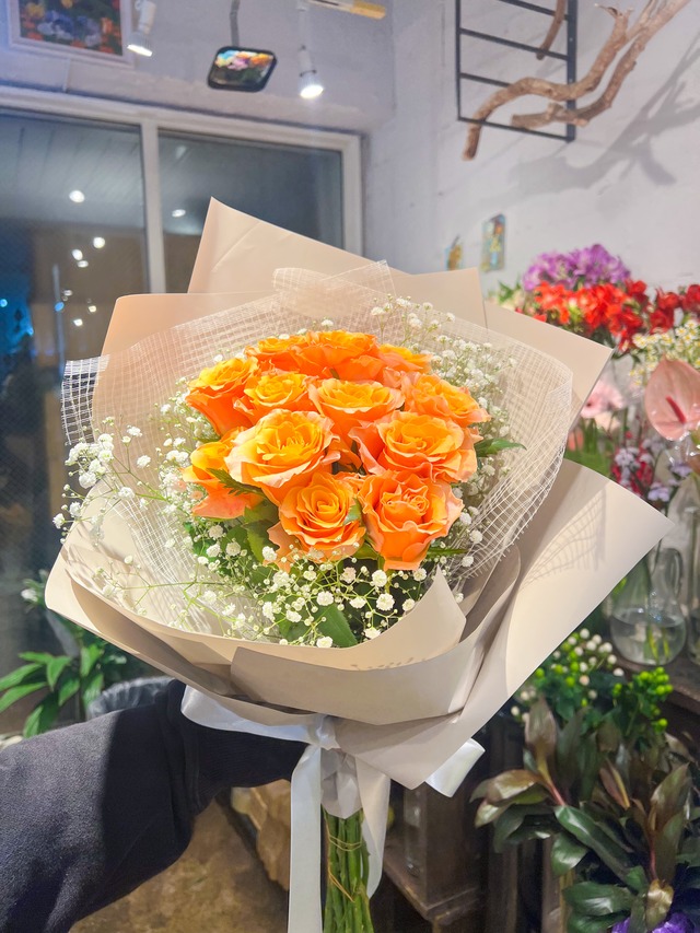 オレンジ薔薇12本とカスミソウのブーケ