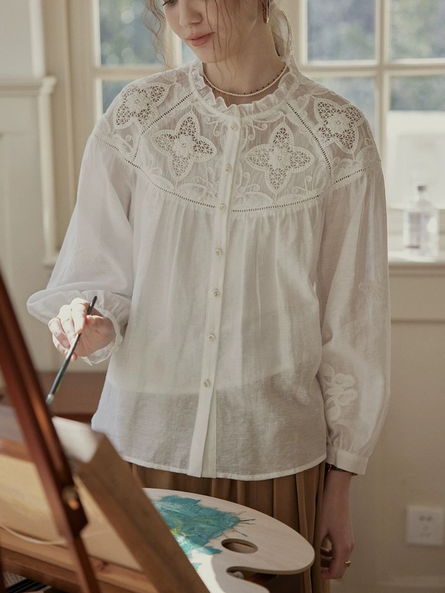 Éclat Papillon Embroidery Blouse F0788