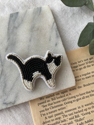 ＜GALLERY one＞白黒ハチワレ靴下猫のビーズ刺繍ブローチ