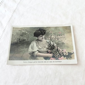 フランスアンティーク ポストカード | 可憐な女性とブーケ 手彩色 | 1900年代初頭 (D026)
