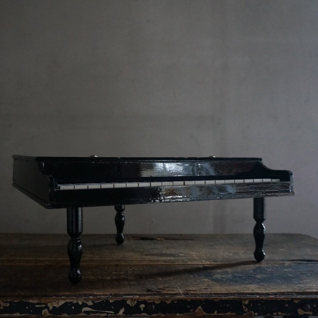 古い国産のトイピアノ