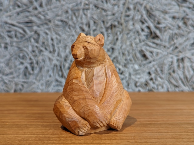 賀上隼敬　あぐら座り熊　|　木彫りの熊