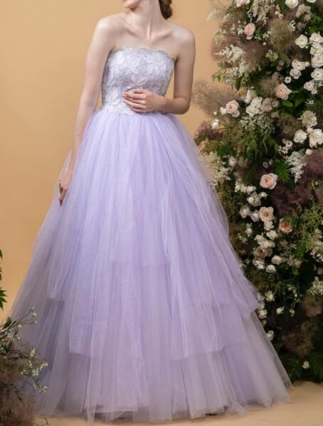 カラードレス イエロー ベアトップ 派手な 抜群のおしゃれ見え 光沢感  