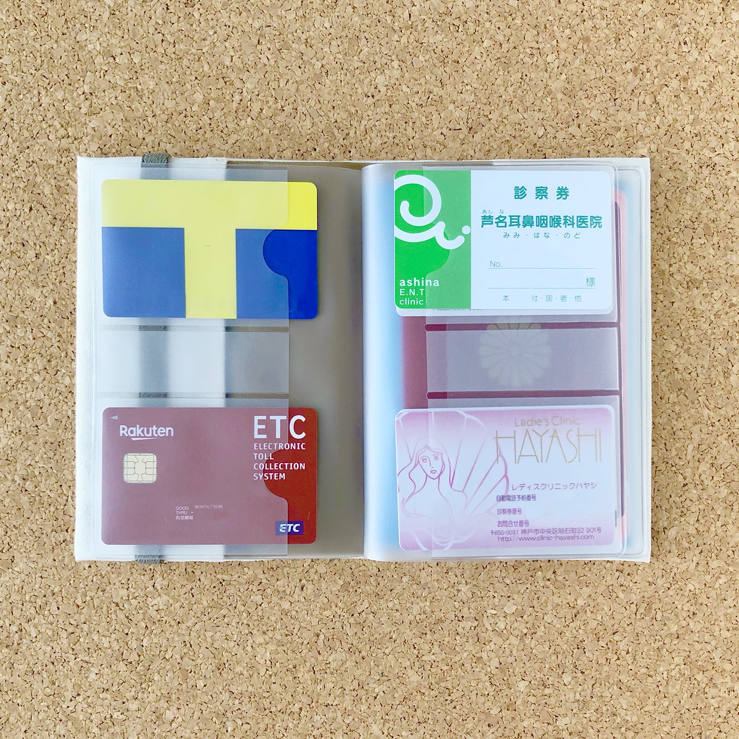 お薬手帳／保険証ケース【ミニチュアダックス（ブラックタン）】四つ葉