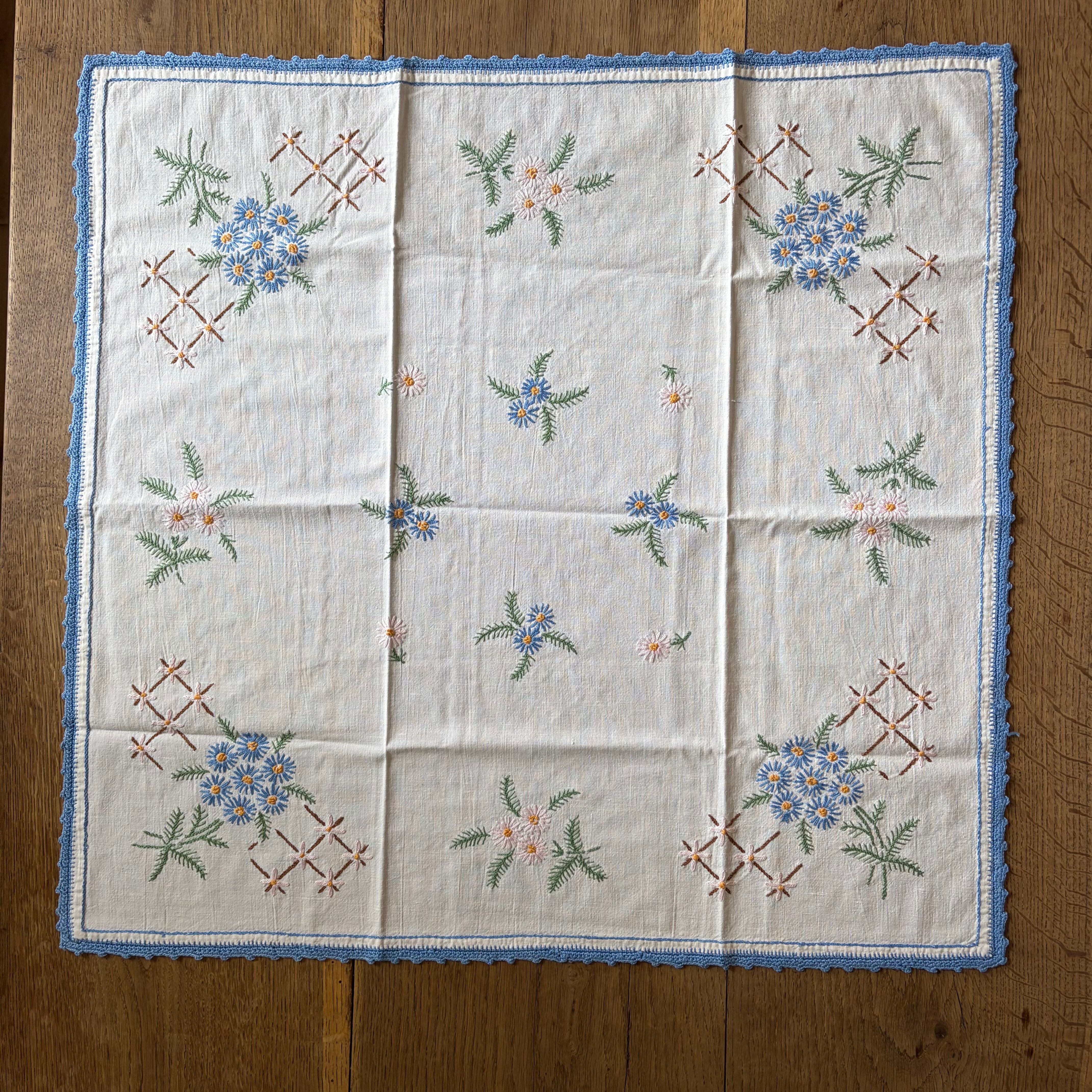 送料無料】フランスアンティーク テーブルクロス（64×62cm） 花柄刺繍