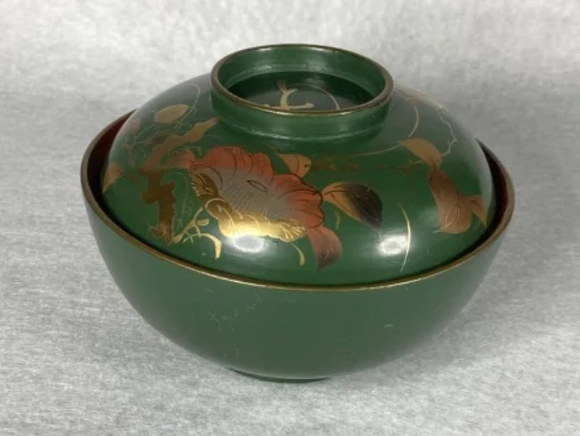 緑色の漆器製円形椀60s 緑色の漆器製円形椀60s