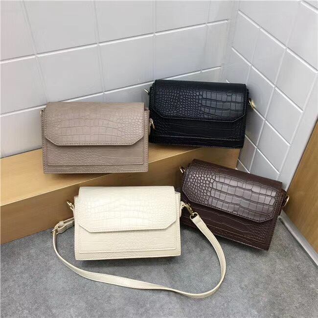 フラップショルダーバッグ