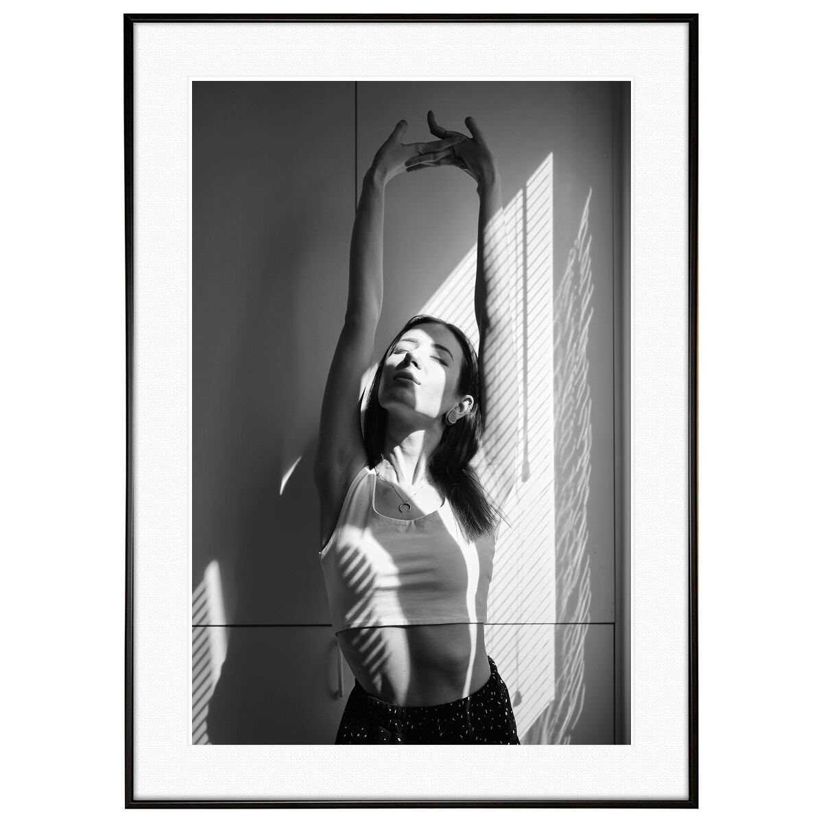 人物写真 腕を上げている女性 インテリアモノクロアートポスター額装