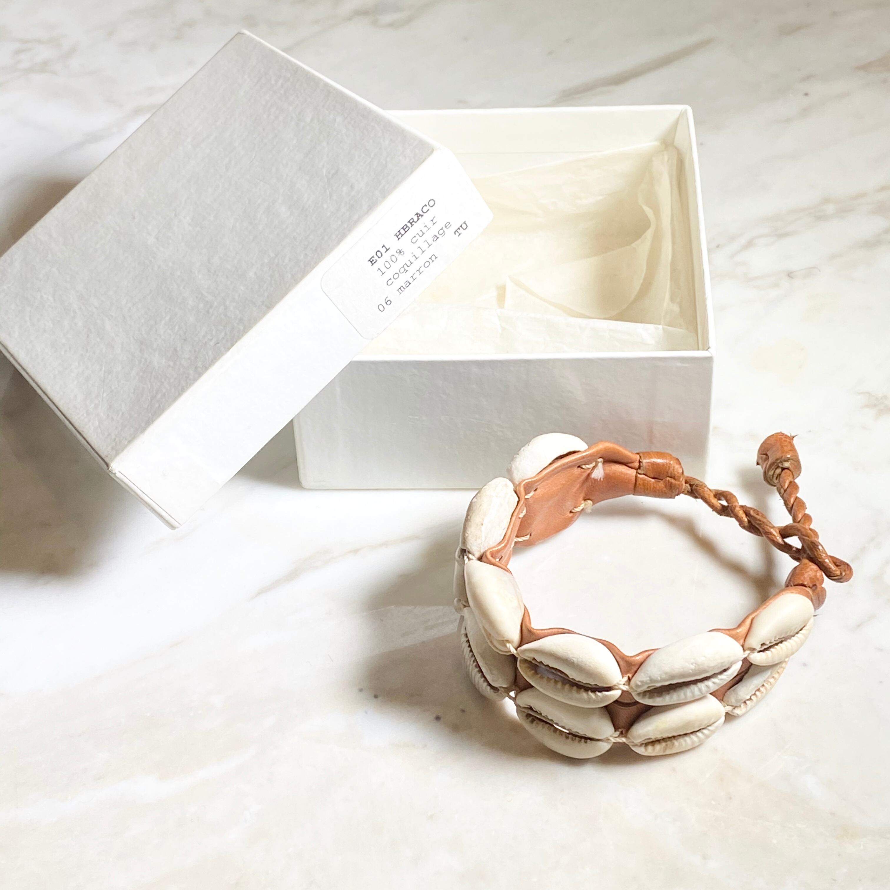 MAISON MARTIN MARGIELA leather bracelet with coquillage | NOIR ONLINE