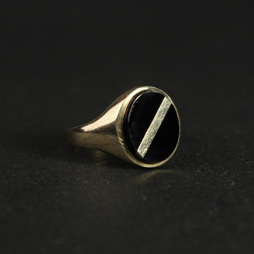 Vintage Signet Ring [Made in ENGLAND] [375 9ct Gold x Onyx Round Top Slash Design]