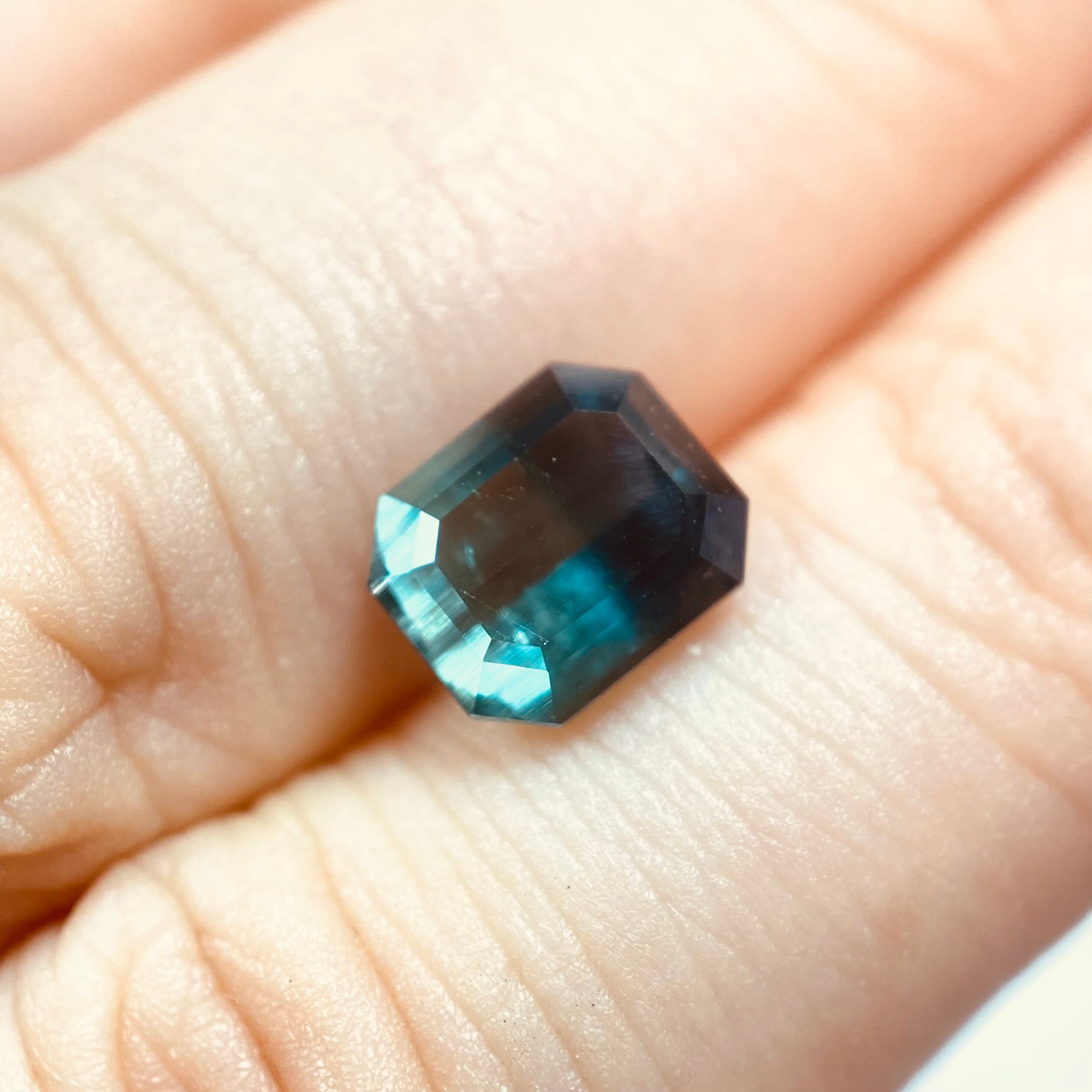 エメラルドとサファイアカラーを楽しめるトルマリン