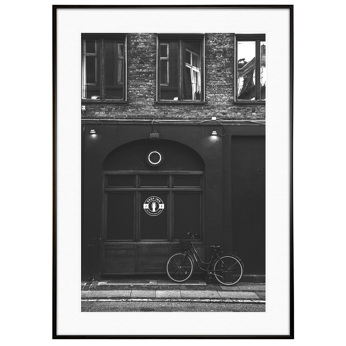 デンマーク写真 コペンハーゲンにある宿泊施設の前の自転車 インテリア モノクロアートポスター額装 AS3123