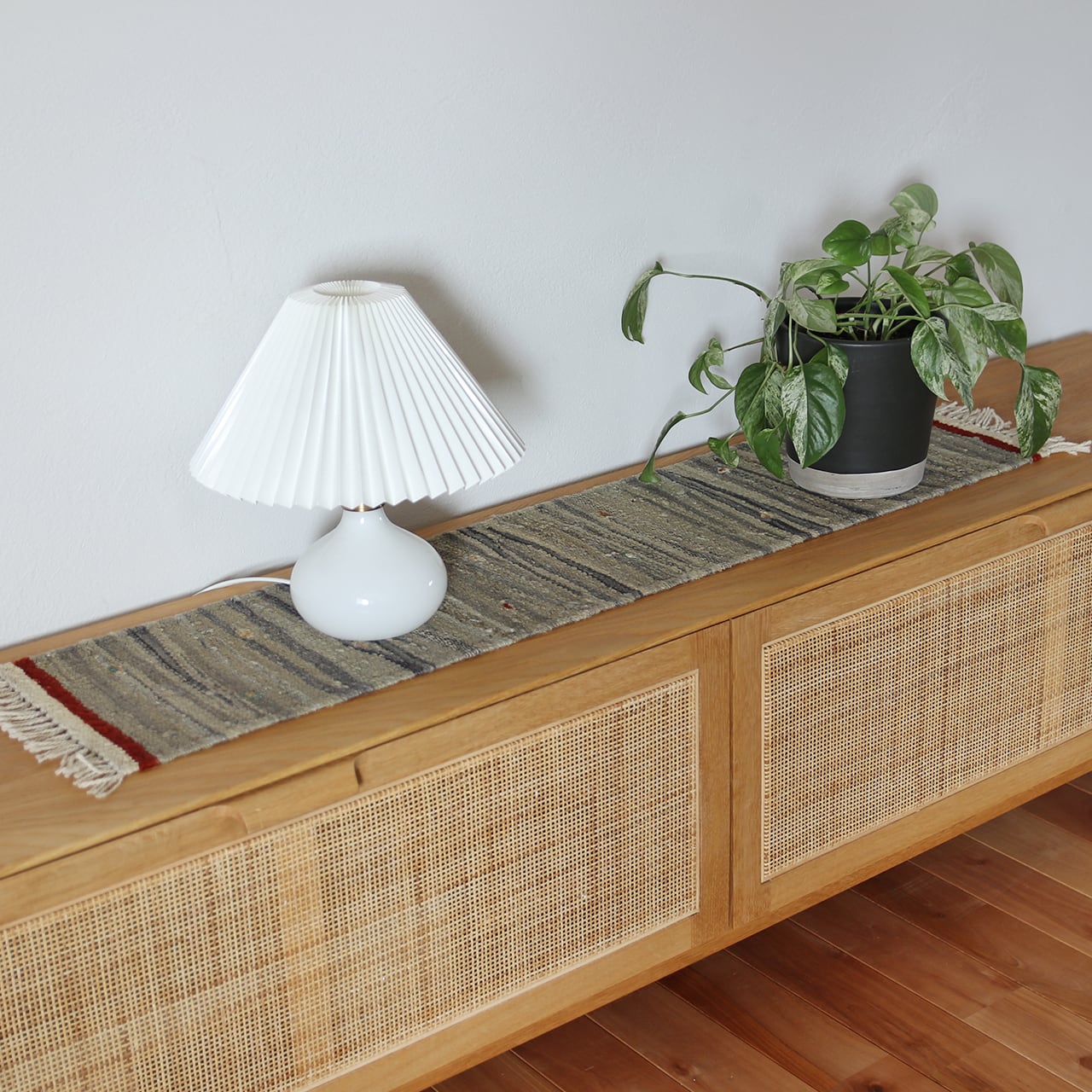 【即納可】ロゴバキリム|希少な石染め・テント紋様(卓上サイズ)テーブルランナー No.23131(105cm×24cm)