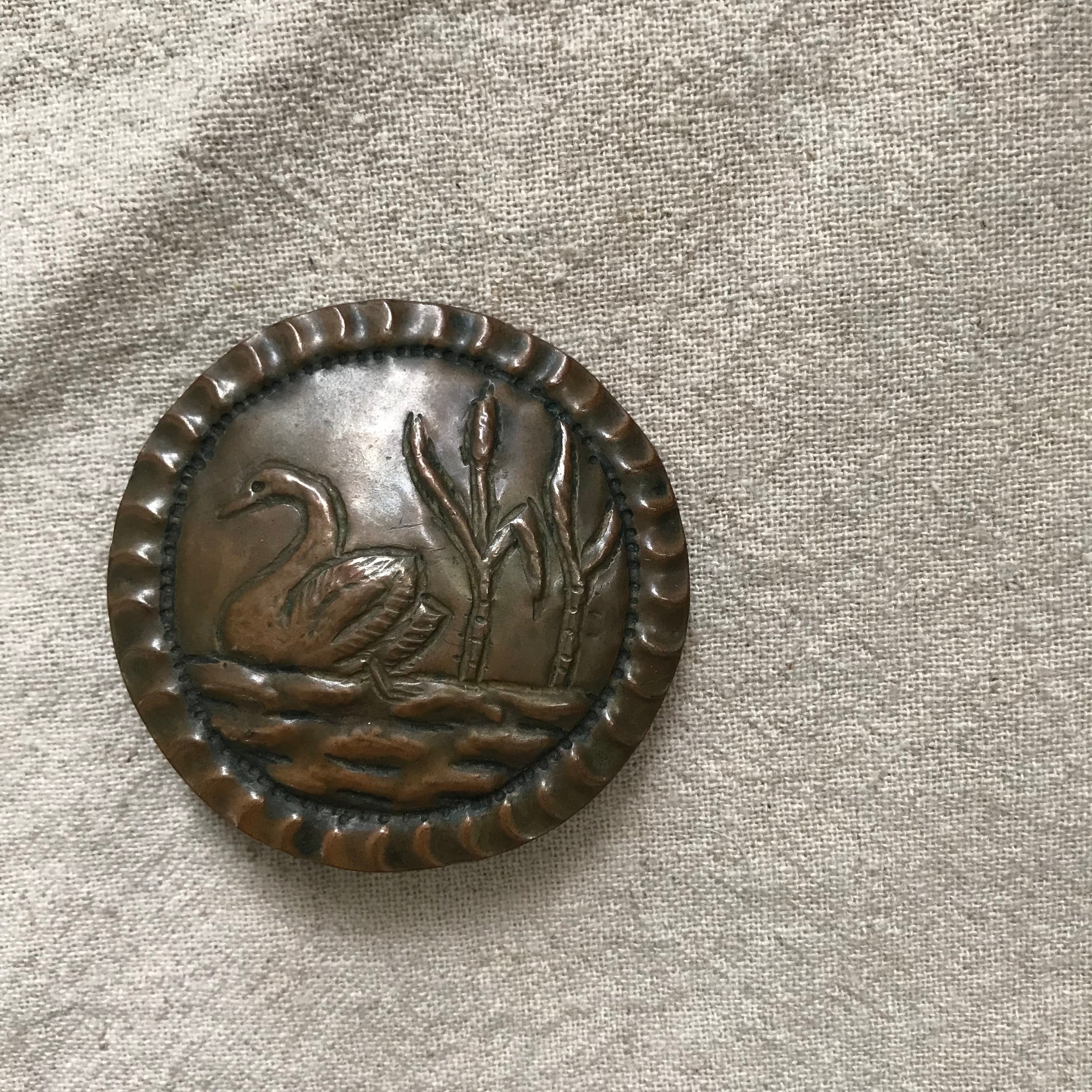 銅の白鳥のブローチ