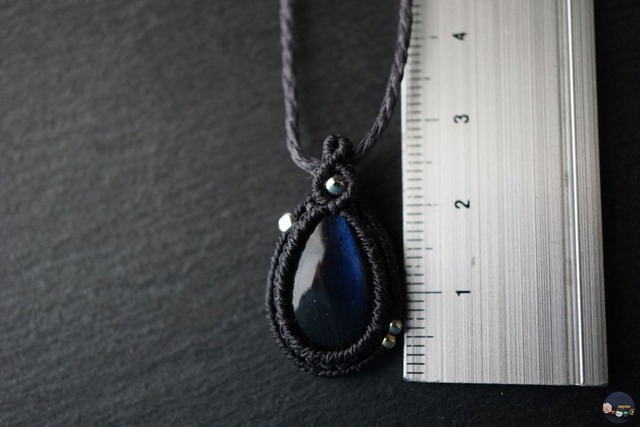 宝石質ブラックラブラドライトのマクラメネックレス - 漆黒 -