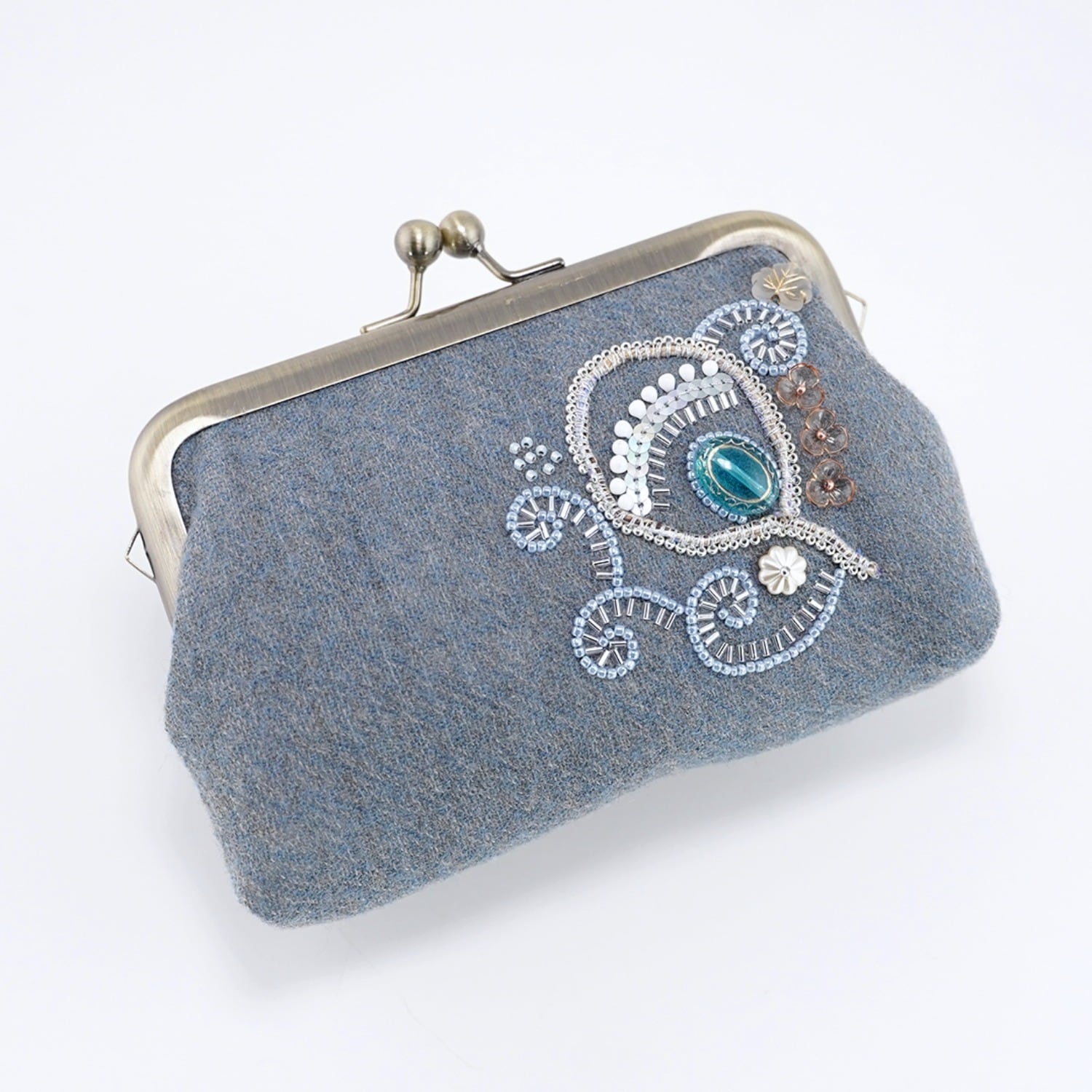 ビーズ刺繍のがま口ポーチ｜マチ付き｜ブルーグレー｜ウール素材｜手