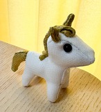 白と金の午年のぬいぐるみ