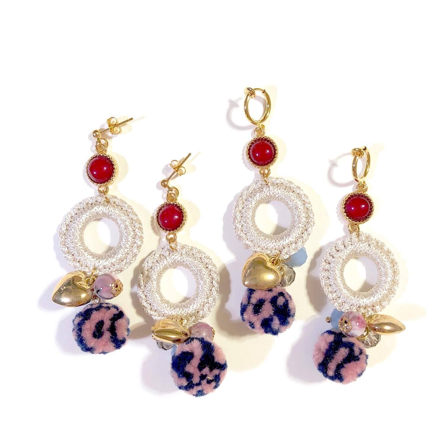 編み込みフープとぽんぽんチャームの〈ピアス/イヤリング〉