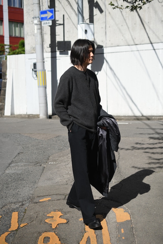 BATONER / CASHMERE FOX HENLEY NECK (Charcoal)