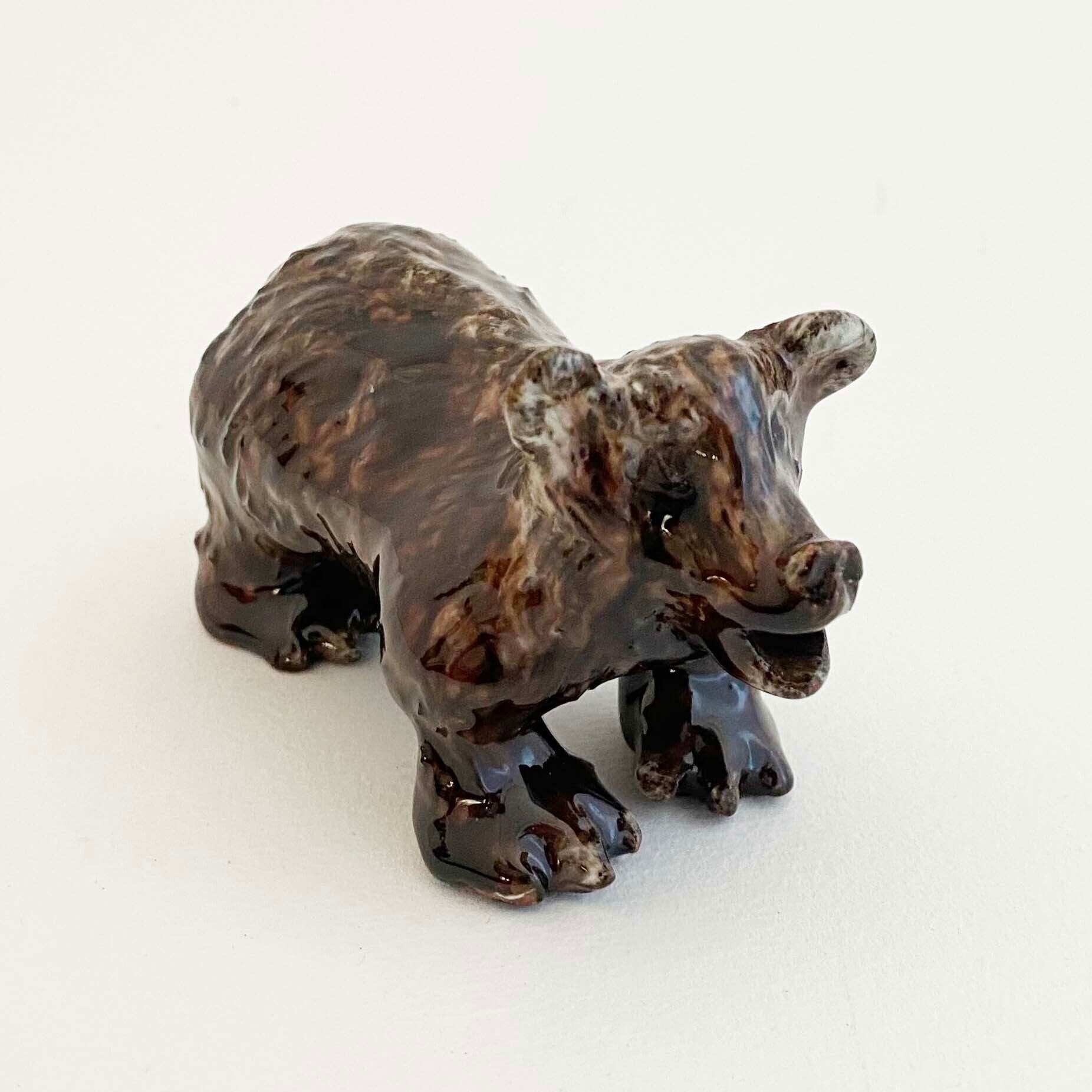 ラトヴィアのラトガレ陶器の熊（歩行）