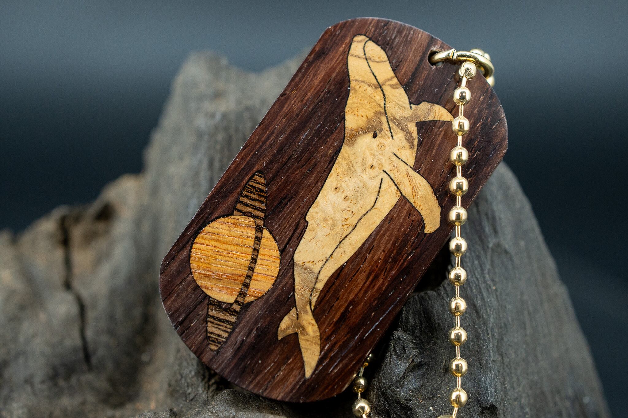 【唐木三大銘木】 紫檀 (ソノケリン) ドッグタグ 象嵌 勇魚と惑星