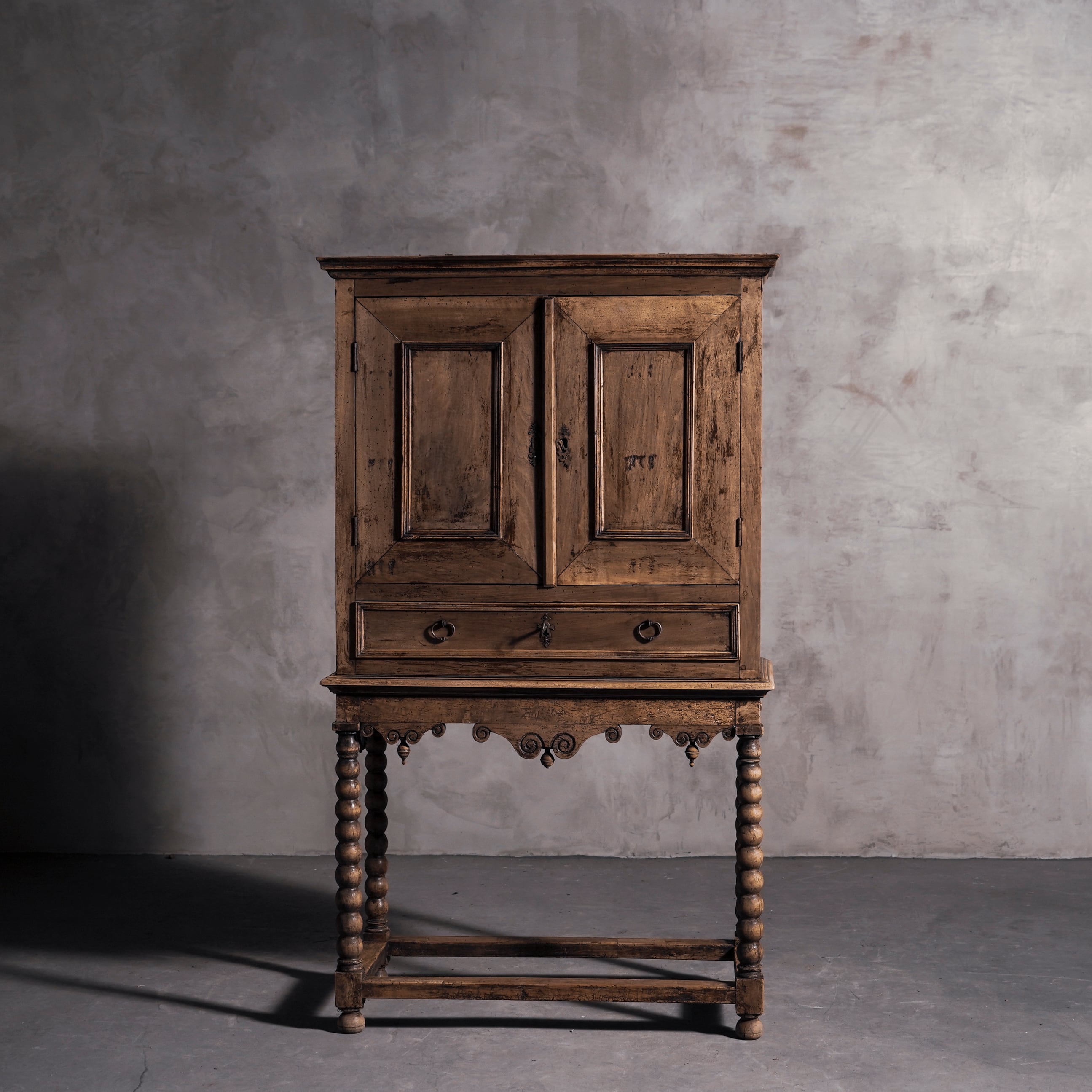 キャビネット/高脚付きキャビネット/ベルギー家具/収納/インテリア/アンティーク/店舗什器/撮影背景