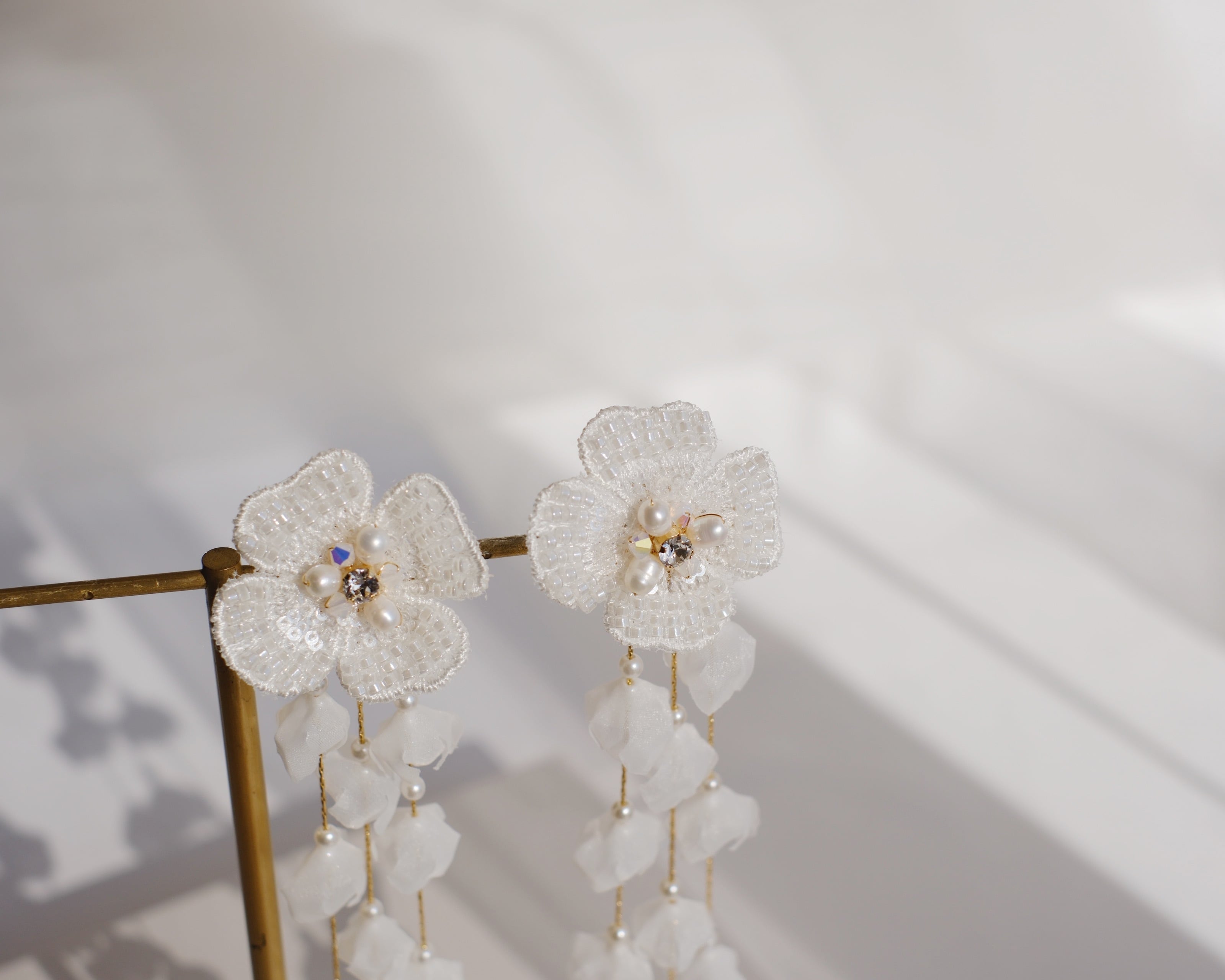 ブライダルイヤリング[PE-156] ホワイトフラワー × チェーン