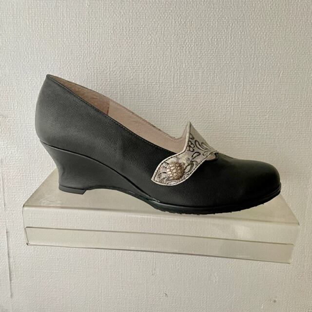 アンティークボタンラウンドトゥパンプス