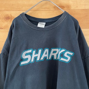 【GILDAN】サンチアゴ高校 SHARKS ロゴ Tシャツ バッグプリント XXL ビッグサイズ US古着 アメリカ古着