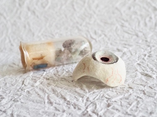 内藤瑠里　和紙の義眼 ” 石の義き眼  09 "