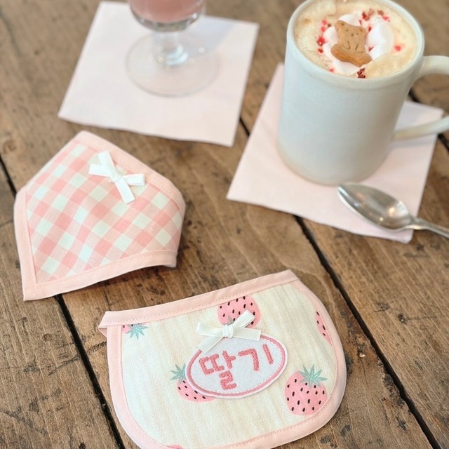 即納販売　strawberry patch bib with bandana （ バンダナ付き いちごビブセット） 　　韓国犬服　