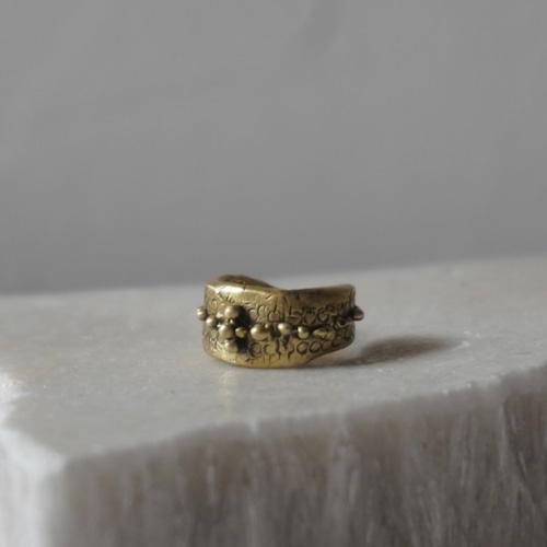 uneven earcuff M -brass-