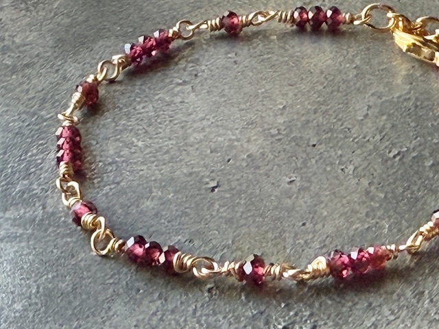 【1月の誕生石】「今日の自分も、悪くない。」ガーネットが寄り添うブレスレット