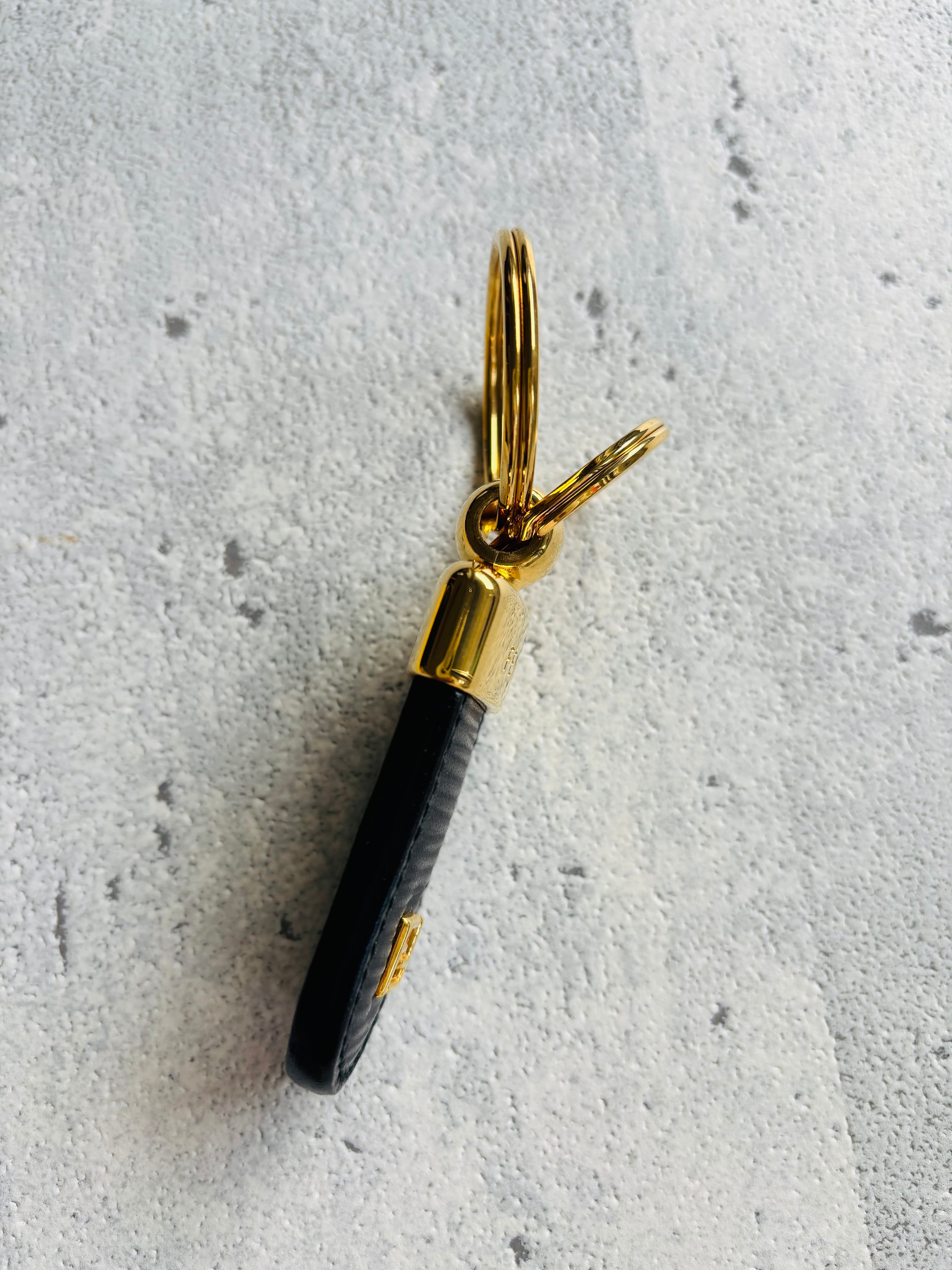 1円スタート】FENDI フェンディ エンボスロゴ レザーキーリング