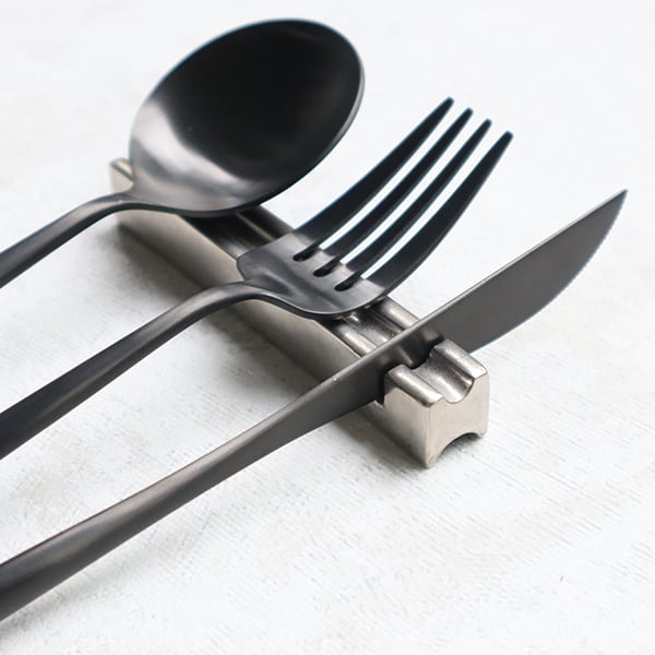 有田焼 カトラリーレスト 黒マット銀彩（1本）33-096 | MARUFUKU