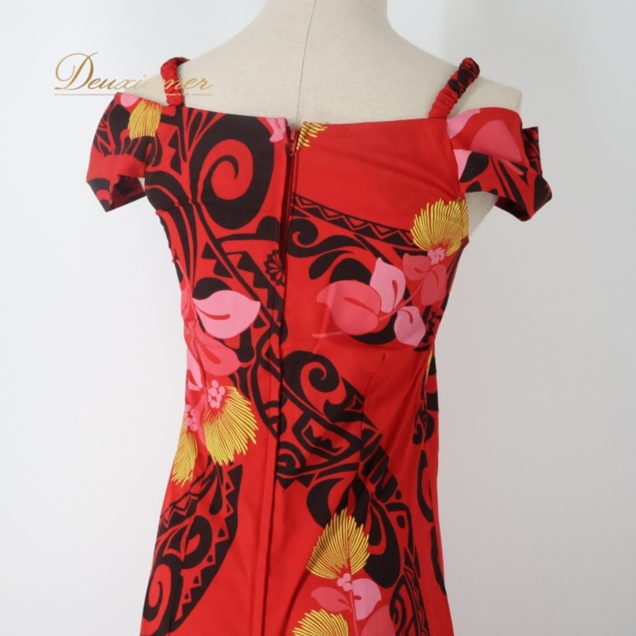 フラダンス 衣装 ワンピース ドレス レッド系 ムームーファクトリー ハワイ製 ハワイアンプリント アロハ T&amp;L MUUMUU FACTORY フラ ダンス レッスン 練習 花柄 植物柄 華やか 鮮やか フリル キャミソール オフショル かわいい おしゃれ ブラック系 イエロー系 ピンク系 赤 黒 黄 ピンク フラダンス衣装